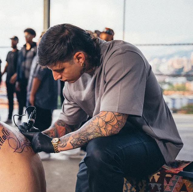 Esteban Tatts, tatuando en un videoclip en Medellín