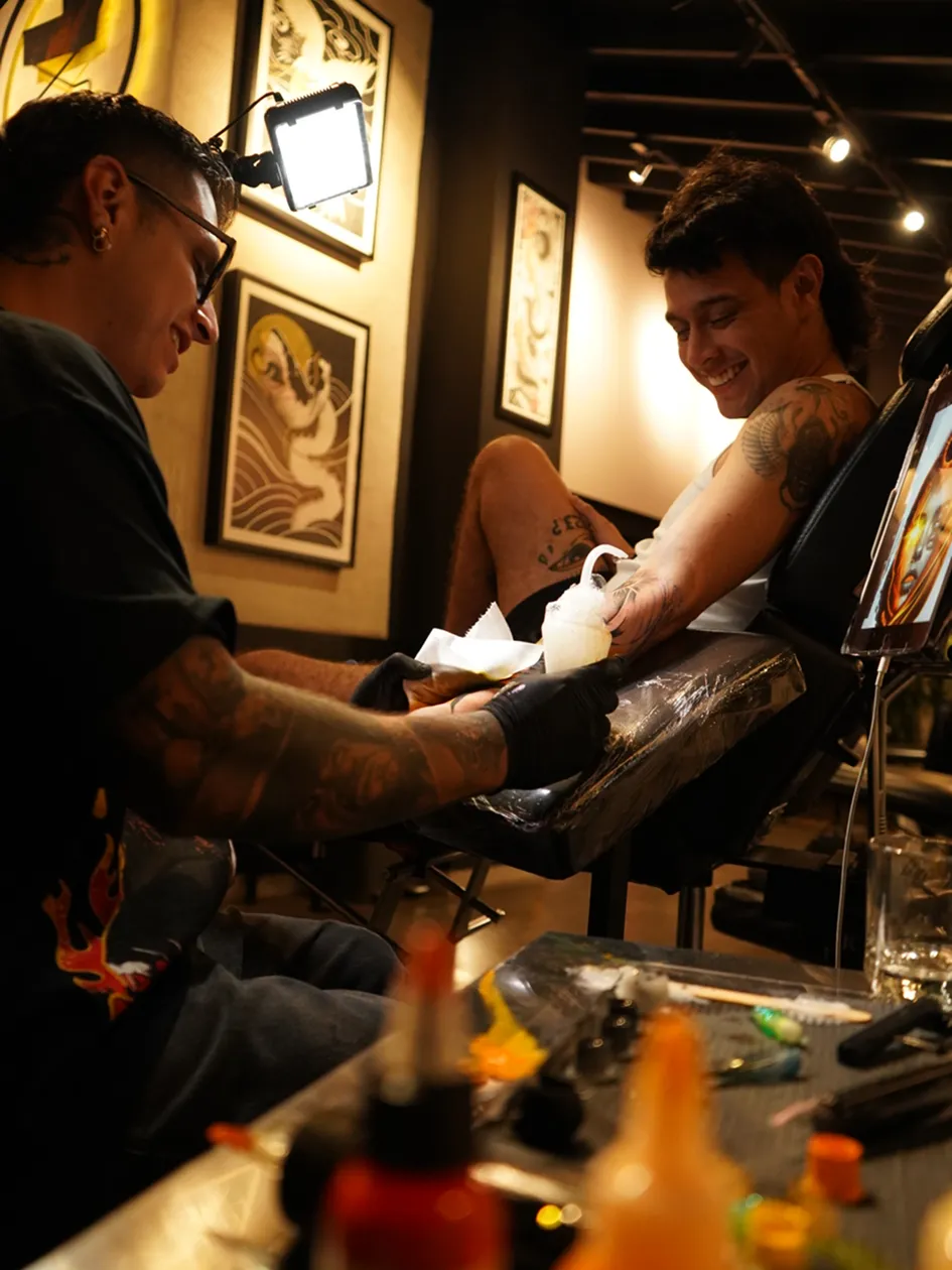Esteban Tatts, tatuando en Angry Mom Tattoo, San Lucas, Medellín